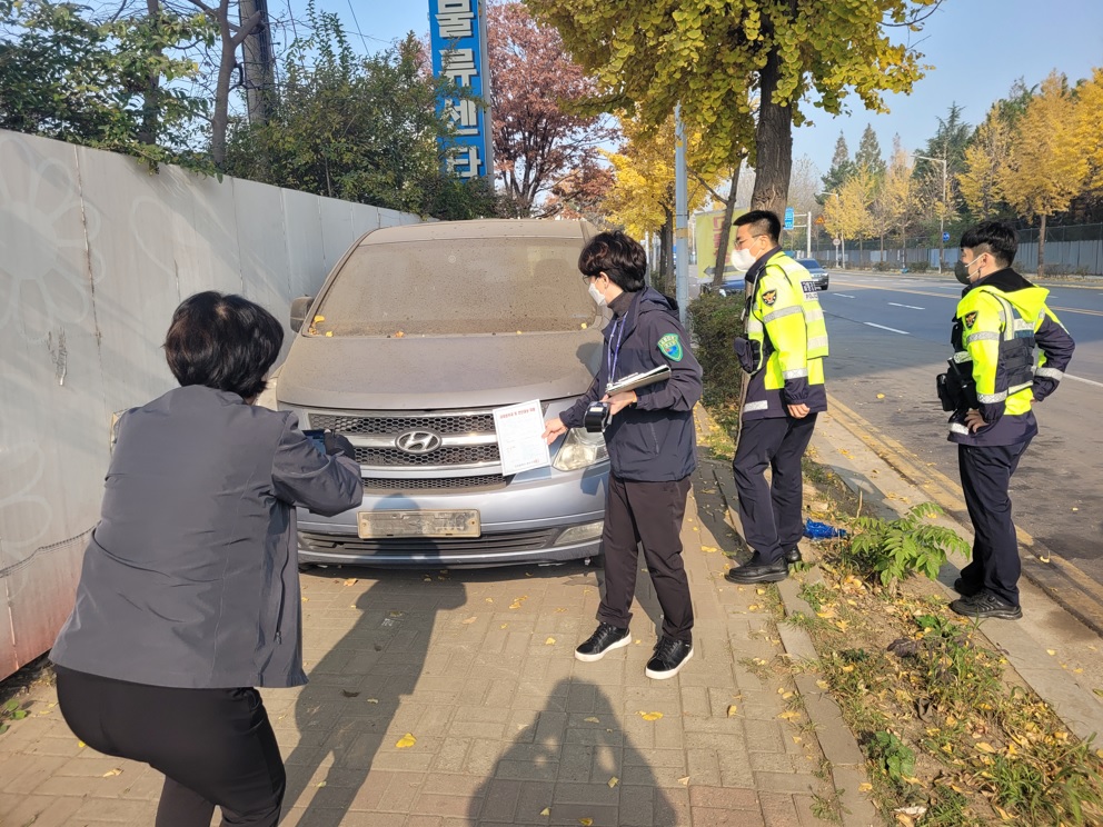 연수구는 다음 달 31일까지 최근 신고가 많은 중고차수출단지와 옥련동·동춘동 주변의 불법 주·정차 차량과 무단 방치 차량 등에 대한 집중 단속을 진행한다